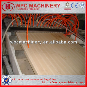 Linha de produção de painéis de portas de plástico em madeira WPC